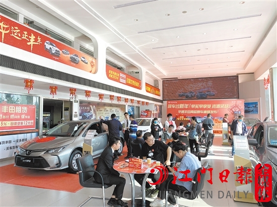 去年春節(jié)期間，不少消費(fèi)者看車、買車。