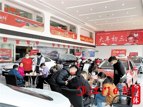 春節(jié)期間，有的4S店展廳出現(xiàn)熱鬧的景象。