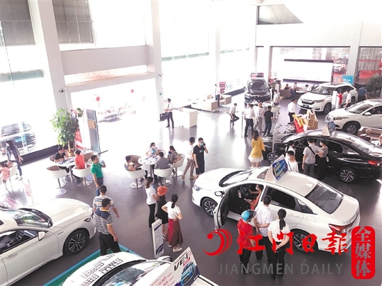 “五一”將至，購(gòu)車優(yōu)惠吸引消費(fèi)者到店。