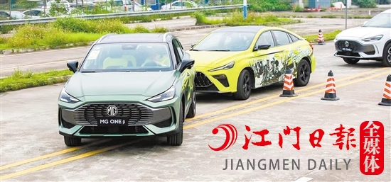 試駕現(xiàn)場設(shè)置了重重考驗(yàn)關(guān)卡。