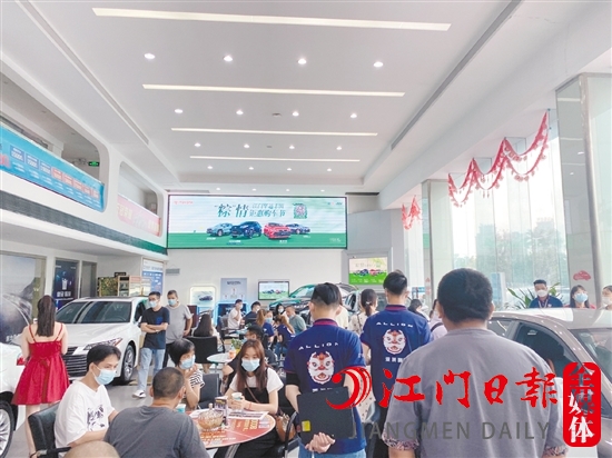 端午節(jié)假期期間，新政策的實施吸引了許多消費者到4S店看車、買車。