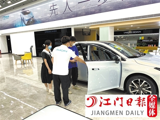 隨著油價(jià)不斷攀升，想購買新能源汽車的消費(fèi)者也越來越多。
