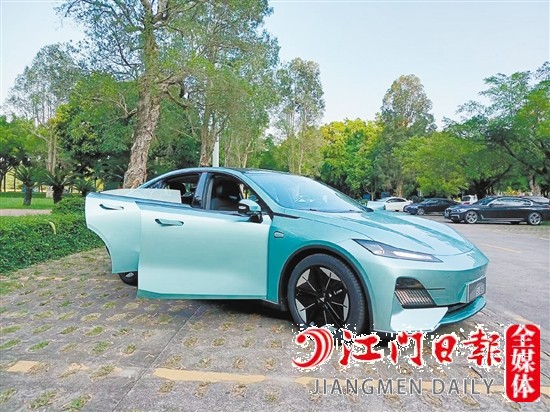 深藍(lán)SL03外觀時(shí)尚運(yùn)動(dòng)。