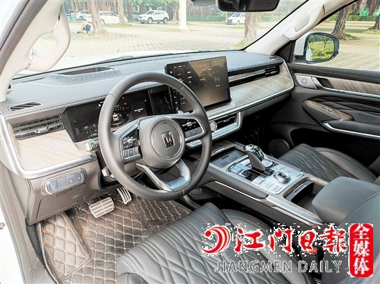 內(nèi)飾幾乎都是皮質(zhì)面料，很豪華。