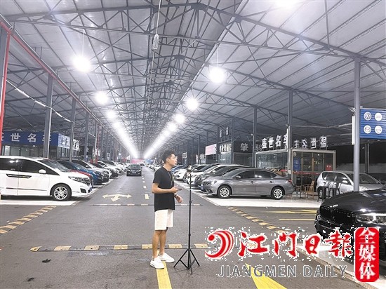 室內(nèi)燈火通明的背后，是二手車行銷售人員在忙碌直播。