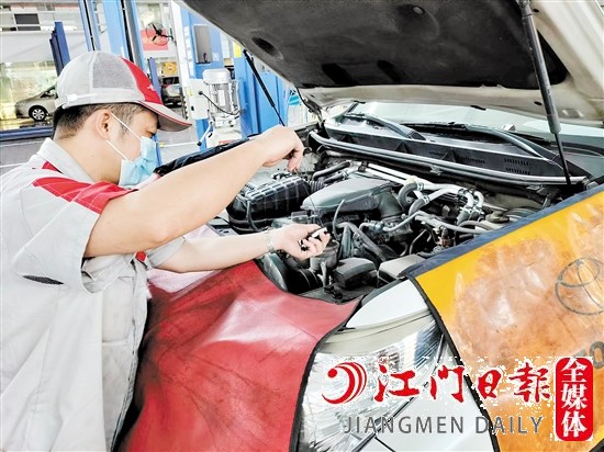 維修人員為車主的愛車進行檢查。