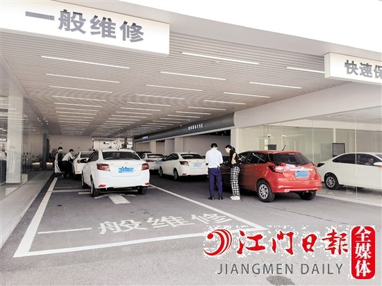市區(qū)多家4S店出現車輛扎堆排隊等候檢修、保養(yǎng)的情況。