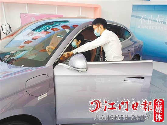 讓利的新能源汽車吸引消費(fèi)者目光。