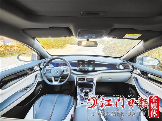 新車(chē)內(nèi)飾充滿豪華感。
