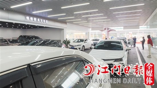 市區(qū)多家4S店車輛保養(yǎng)迎來小高峰。