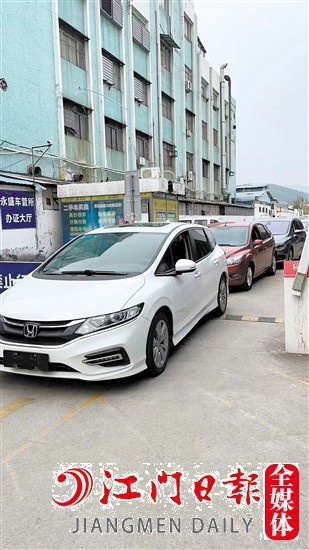 元旦以來，排隊等候過戶的二手車不少。