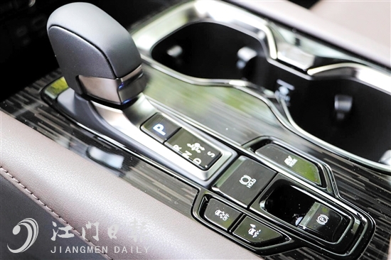 新車功能區(qū)域操作方便。