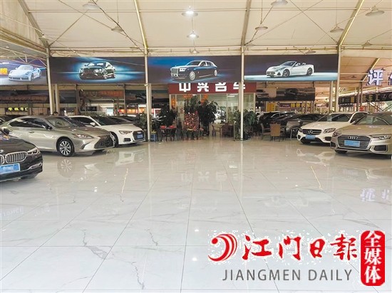 不少二手車行銷售展廳空出一大片。