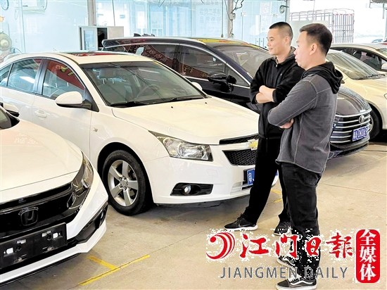 降價潮下，部分準(zhǔn)備購買二手車的市民持觀望態(tài)度。