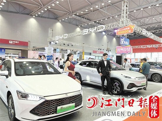 ←“五一”車展期間，各大主流新能源汽車品牌將亮相。圖為往屆“五一”車展現(xiàn)場(chǎng)。