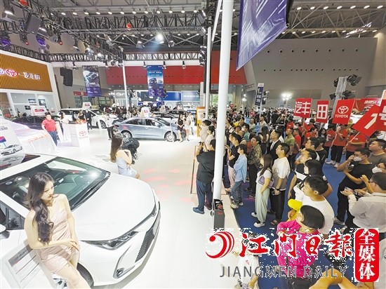 車模走秀吸引眾多消費者的目光。