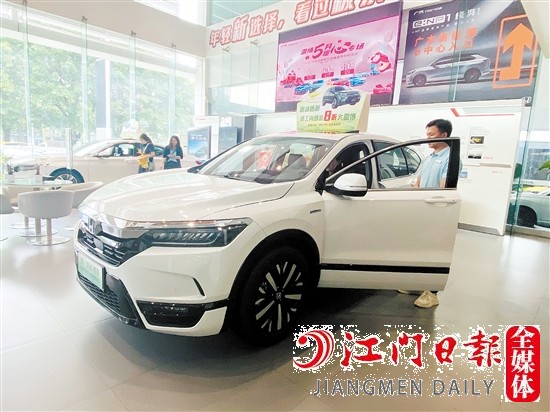 “國六a”車型吸引消費者目光。