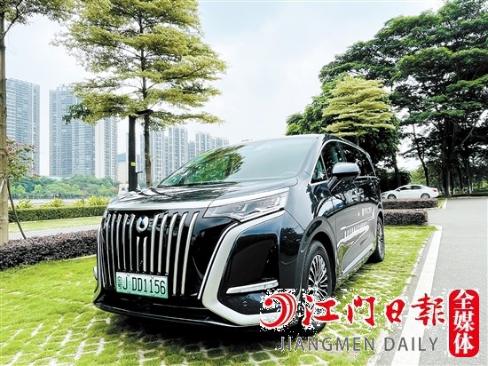 騰勢(shì)D9看起來好像很笨重，但駕駛起來非常輕巧。