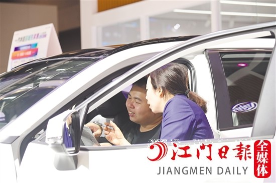 消費(fèi)者看車、買車的時(shí)候，繳納定金要謹(jǐn)慎。