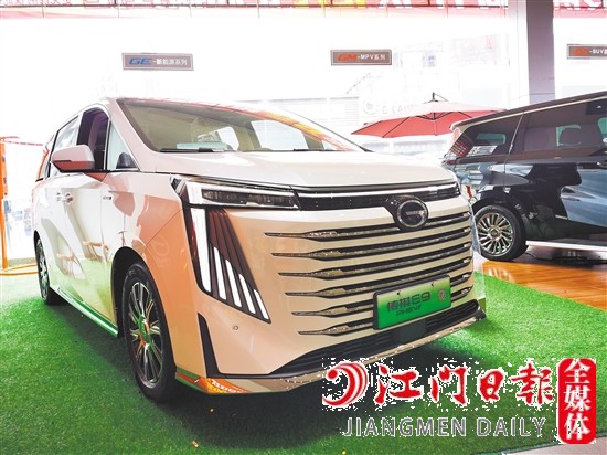 傳祺E9采用新的“鯤鵬展翼”設(shè)計(jì)主題，氣場(chǎng)更加強(qiáng)大。