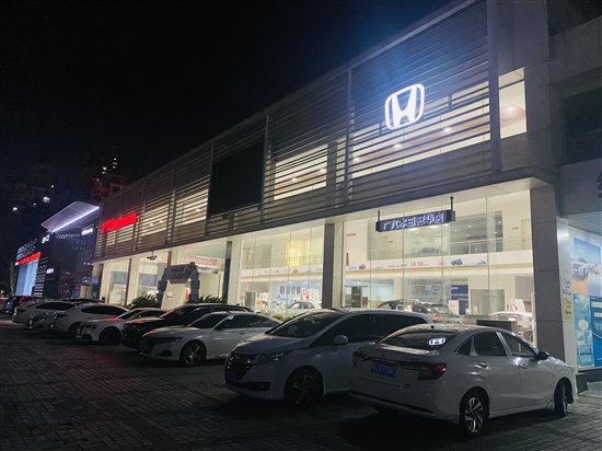 我市多家新車經(jīng)銷商將營業(yè)時(shí)間延長至晚上。