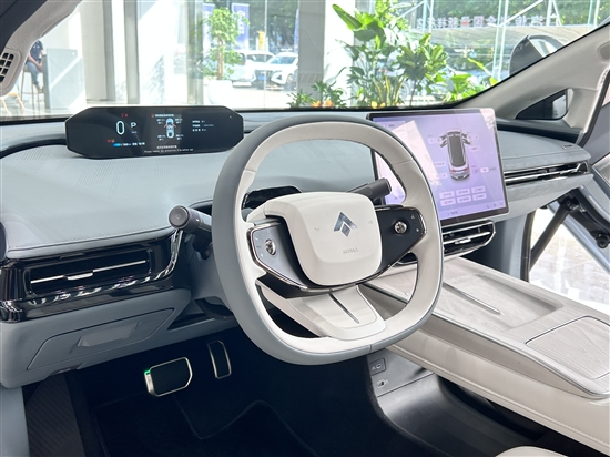 昊鉑GT的內飾造型簡約有科幻感。