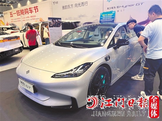 憑借帥氣的外形，轎跑牢牢吸引年輕消費(fèi)者的目光。