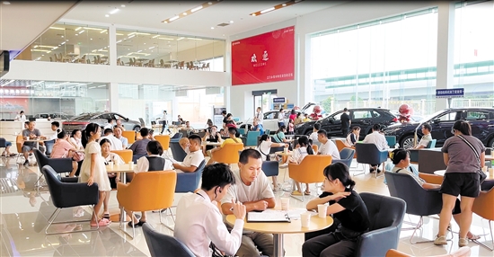 “雙節(jié)”假期前三天，車展客流帶動(dòng)了4S店展廳客流。