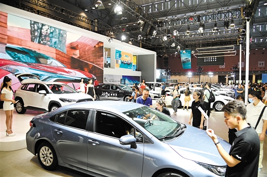 中秋國慶車展期間，吸引不少消費(fèi)者看車、購車。