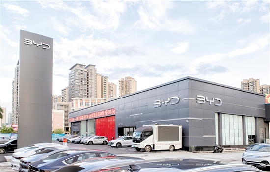 臺山市第一家比亞迪4S店環(huán)境優(yōu)越，將為消費(fèi)者提供高品質(zhì)的服務(wù)。