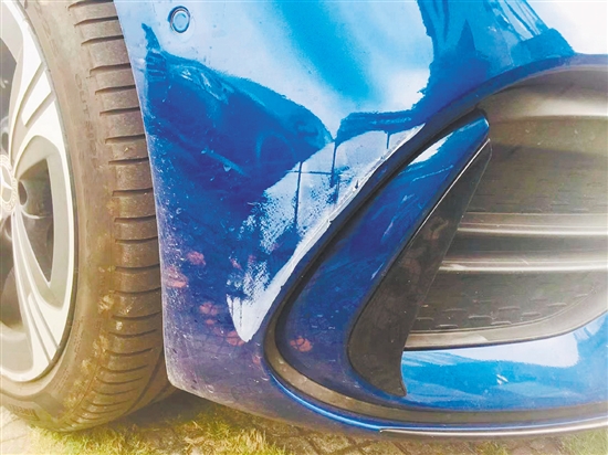 為防止愛車被人剮蹭，停車時(shí)，盡量停放在有管理員或者收費(fèi)的正規(guī)停車場。