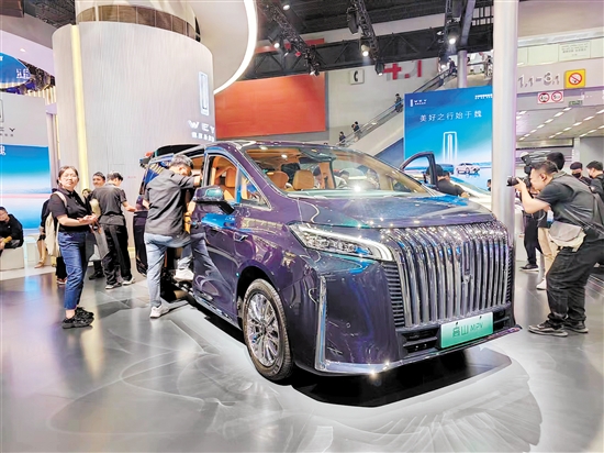 車(chē)展現(xiàn)場(chǎng)，亮相的新能源MPV非常多。