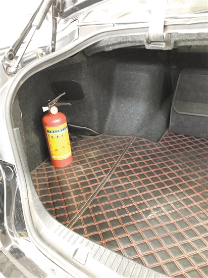 車內(nèi)要配備有效滅火器，并注意檢查是否超過使用年限。