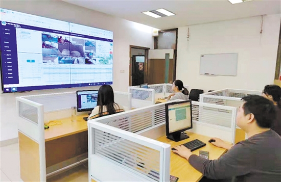 該公司監(jiān)控室24小時(shí)有工作人員不間斷監(jiān)控。