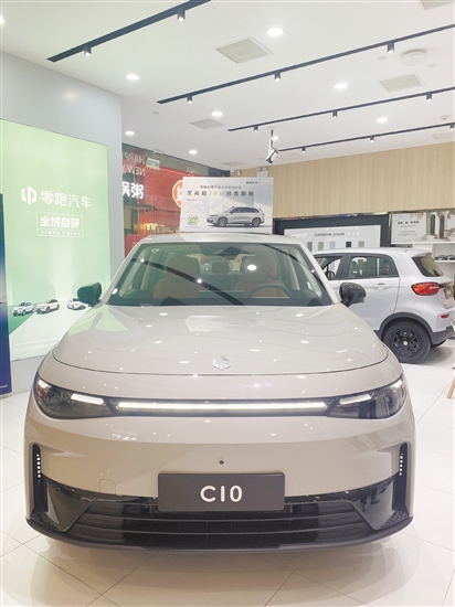 零跑C10延續(xù)零跑家族的設(shè)計語言，外形穩(wěn)固、可靠。