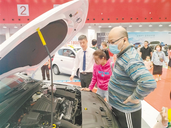 近30個(gè)品牌參展，消費(fèi)者買車選擇多。