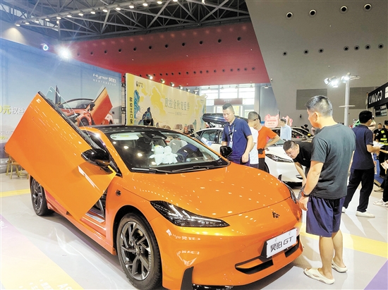 每一屆車(chē)展都能吸引數(shù)十家經(jīng)銷(xiāo)商參展，方便消費(fèi)者貨比三家一站式買(mǎi)車(chē)。