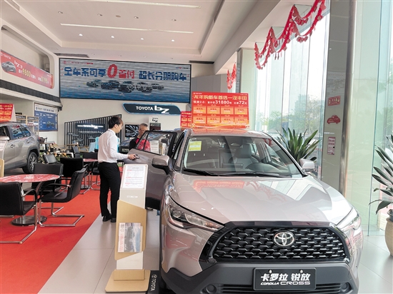 不少汽車經(jīng)銷商推出零首付購(gòu)車方案。