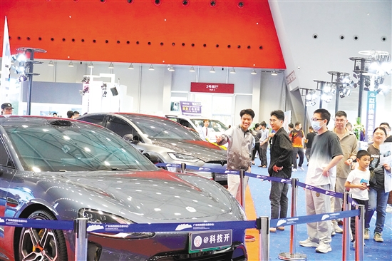 眾多新車現(xiàn)場亮相。