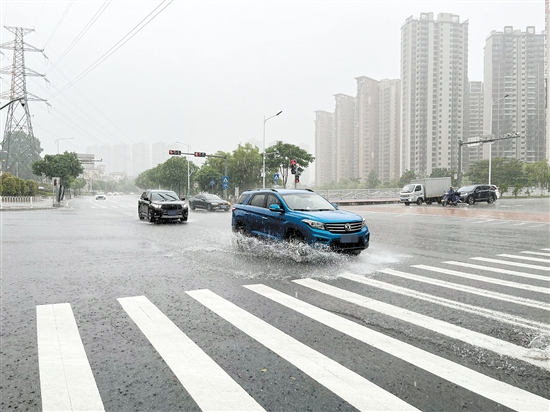 雨天行車，雨水會阻礙駕駛人的視線，要注意減速慢行。