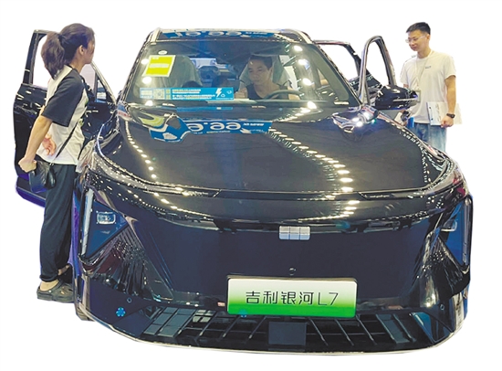 以舊換新政策的出臺(tái)，吸引不少消費(fèi)者前往4S店看車(chē)、買(mǎi)車(chē)。