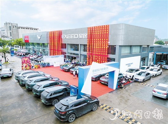 該中心集汽車銷售、售后維修、保養(yǎng)、二手車置換、店內(nèi)上牌于一體，方便消費(fèi)者看車買車。