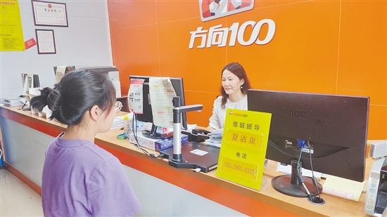 高考結(jié)束后，很多考生前往駕校報(bào)考駕照。