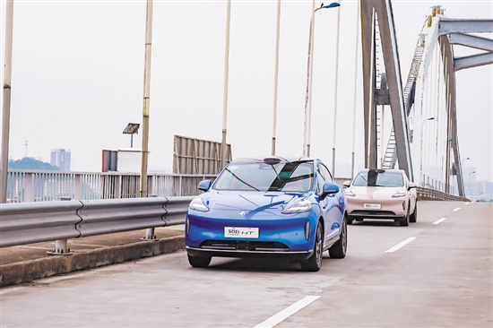 整個(gè)試駕過程，2024款昊鉑HT都沿著預(yù)設(shè)路線通過城市NDA智駕領(lǐng)航輔助自主駕駛。