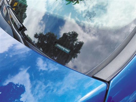 車架號(hào)可在汽車前擋風(fēng)玻璃左下角等地方找到。