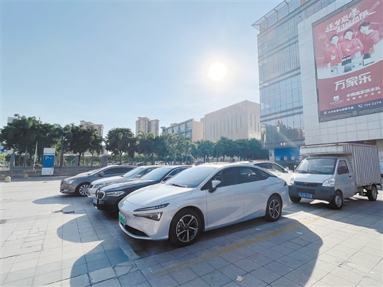 艷陽高照，汽車在戶外備受“烤”驗(yàn)。