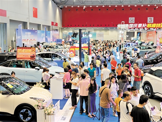 本報(bào)“十一”車展人氣旺。