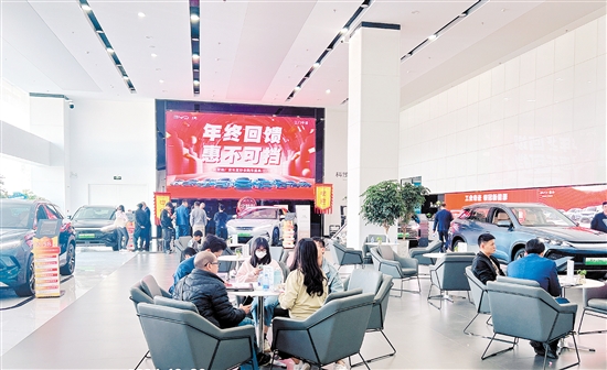 進入12月以來，不少汽車經(jīng)銷商陸續(xù)迎來買車過年的客戶。