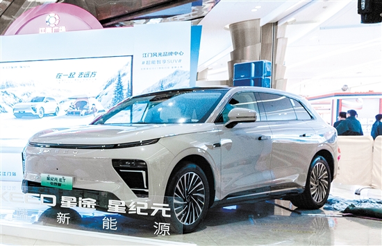 全新星紀(jì)元ET增程四驅(qū)車型外觀時(shí)尚運(yùn)動(dòng)。