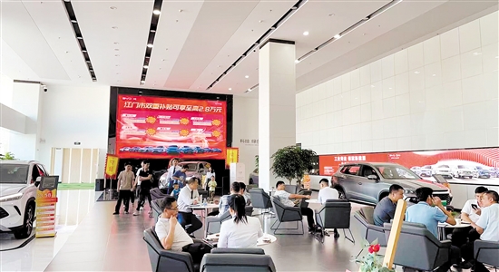 新能源汽車深受消費者青睞。